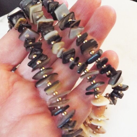 GRADIENT WHITE TO BLACK SEASHELL PIECES 3 STRAND W/ GOLDEN BEADS NECKLACE E - Picture 2 of 4